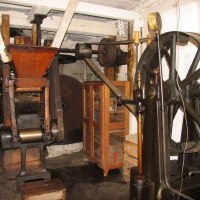 Historische Ölmühle mit alten Maschinen, Holzstrukturen und einem großen Schwungrad. Die Einrichtung wirkt rustikal und industriell., © Stadt Marbach Historische Ölmühle mit alten Maschinen, Holzstrukturen und einem großen Schwungrad. Die Einrichtung wirkt rustikal und industriell., © Stadt Marbach