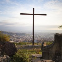 Ein Kreuz auf dem Birkenkopf in Stuttgart, umgeben von Trümmern, mit Blick auf die Stadt im Hintergrund bei Sonnenuntergang., © Stuttgart-Marketing GmbH, Jean-Claude Winkler Ein Kreuz auf dem Birkenkopf in Stuttgart, umgeben von Trümmern, mit Blick auf die Stadt im Hintergrund bei Sonnenuntergang., © Stuttgart-Marketing GmbH, Jean-Claude Winkler