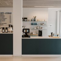 Modernes Café mit Tresen, Preistafel und Regalen in der Stadtbibliothek Stuttgart. Helle, einladende Atmosphäre im 8. Obergeschoss., © sina fotografie, Café Lesbar, Stuttgart