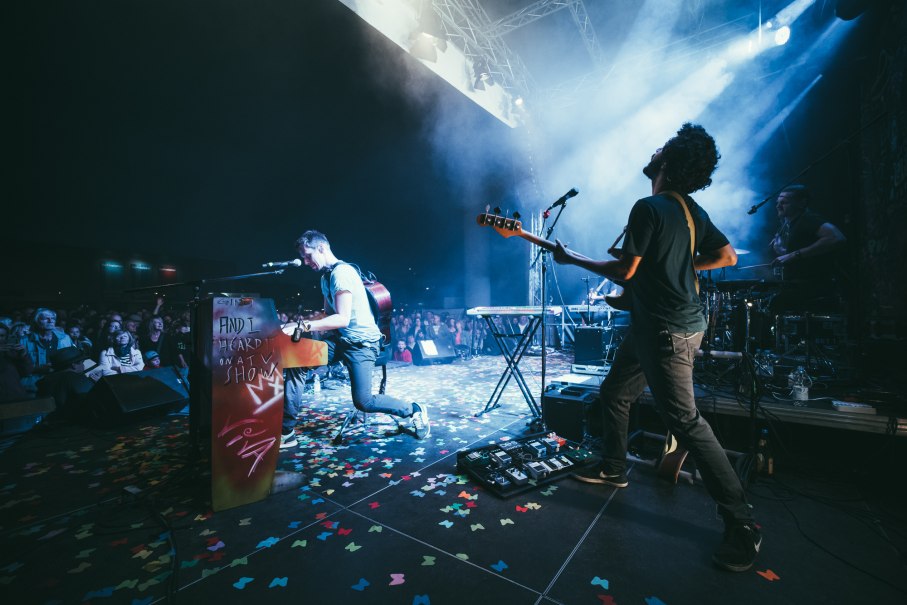 Viva la vida auf der Bühne beim Sonnenrot-Festival am Fluggelände Hahnweide in Kirchheim unter Teck., © Alex Dietrich Viva la vida auf der Bühne beim Sonnenrot-Festival am Fluggelände Hahnweide in Kirchheim unter Teck., © Alex Dietrich