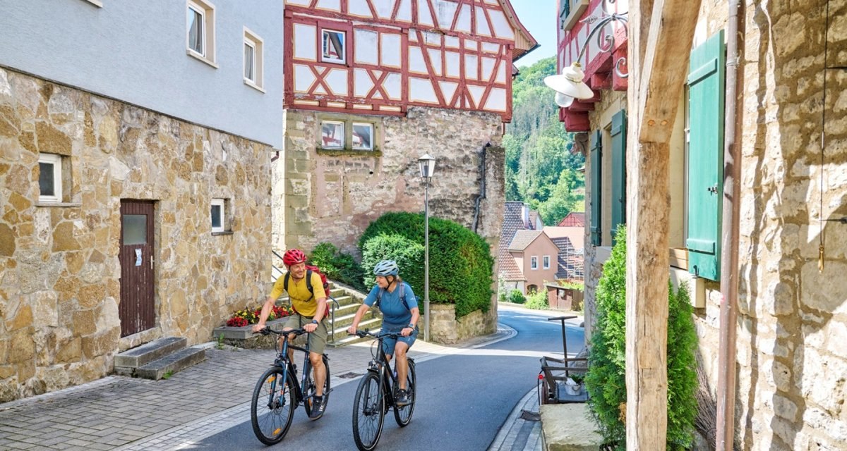 Radfahrer erkunden die Altstadt von Forchtenberg, © Touristikgemeinschaft Hohenlohe e.V. | Florian Trykowski Radfahrer erkunden die Altstadt von Forchtenberg, © Touristikgemeinschaft Hohenlohe e.V. | Florian Trykowski