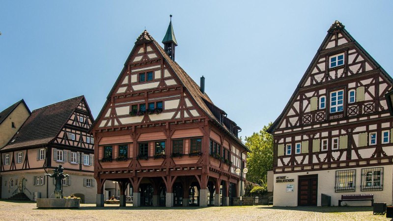 Fachwerkh&auml;user in der Altstadt von Plochingen, darunter das historische Rathaus. Die Geb&auml;ude sind bei klarem Himmel und Sonnenschein zu sehen., &copy; Stuttgart-Marketing GmbH, Sarah Schmid