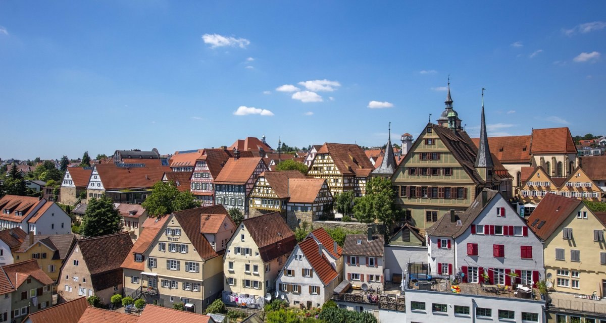 Historische Stadtansicht mit Fachwerkh&auml;usern und roten D&auml;chern unter blauem Himmel. Malerische Architektur und klare Wetterbedingungen., &copy; Stuttgart Marketing GmbH Achim Mende