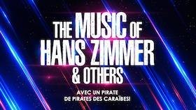 Plakat mit Text: 'The Music of Hans Zimmer & Others' und 'Avec un pirate de Pirates des Caraïbes', bunte Lichtstreifen im Hintergrund., © HansZimmer