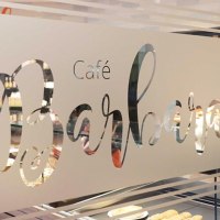 Eine Glaswand mit dem Schriftzug 'Café Barbara' in eleganter Schrift, durch die man in ein Café blicken kann., © Biosphärenhotel Graf Eberhard