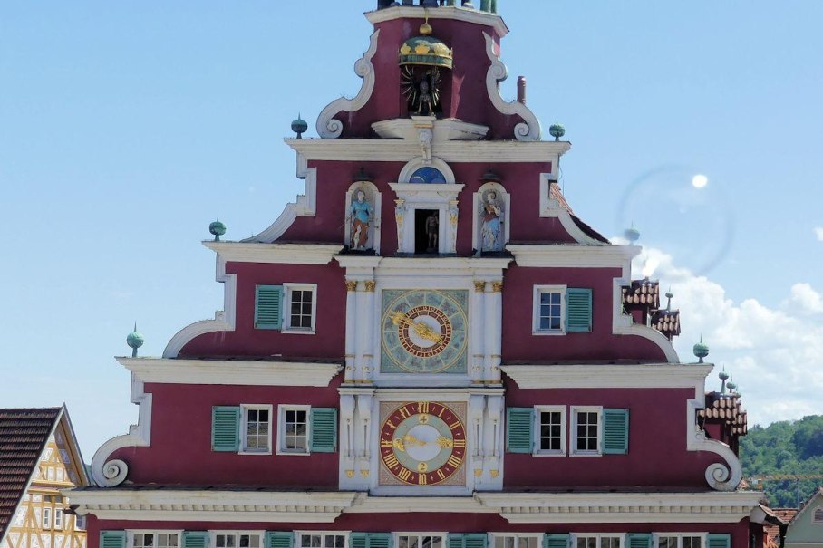Die Rathausuhr an der Renaissancefassade des Alten Rathauses, © Denkmalschutz