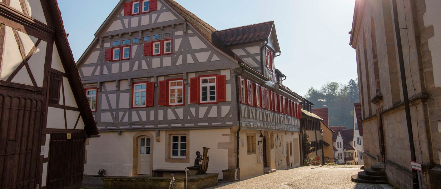 Fachwerkhäuser in Waldenbuch mit roten Fensterläden, sonniger Tag, enge Gasse, historische Architektur., © Stuttgart-Marketing GmbH