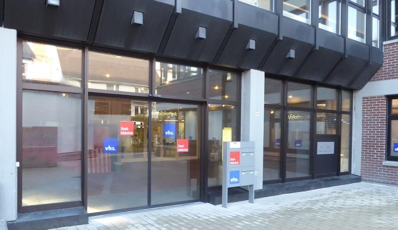 Eingang Stadtbibliothek &bdquo;Im H&ouml;fle&ldquo;, Pestalozzistr. 4, &copy; AK Kernstadt