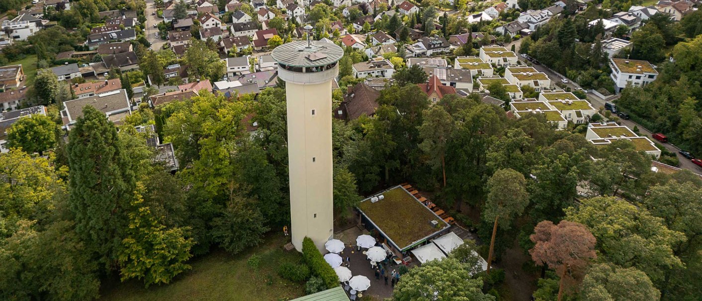 Luftaufnahme des B&ouml;blinger Wasserturms, umgeben von B&auml;umen und Wohnh&auml;usern. Der Turm steht in einer gr&uuml;nen Umgebung mit vielen B&auml;umen., &copy; Stadtmarketing B&ouml;blingen