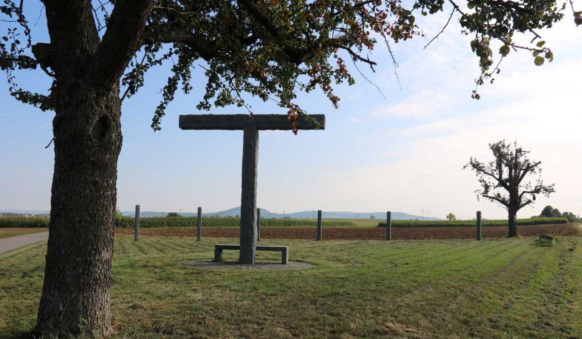 Ein T-förmiger Stein auf einer Wiese, umgeben von Bäumen und Feldern. Der Himmel ist blau und klar., © Remstal Tourismus e.V. Ein T-förmiger Stein auf einer Wiese, umgeben von Bäumen und Feldern. Der Himmel ist blau und klar., © Remstal Tourismus e.V.