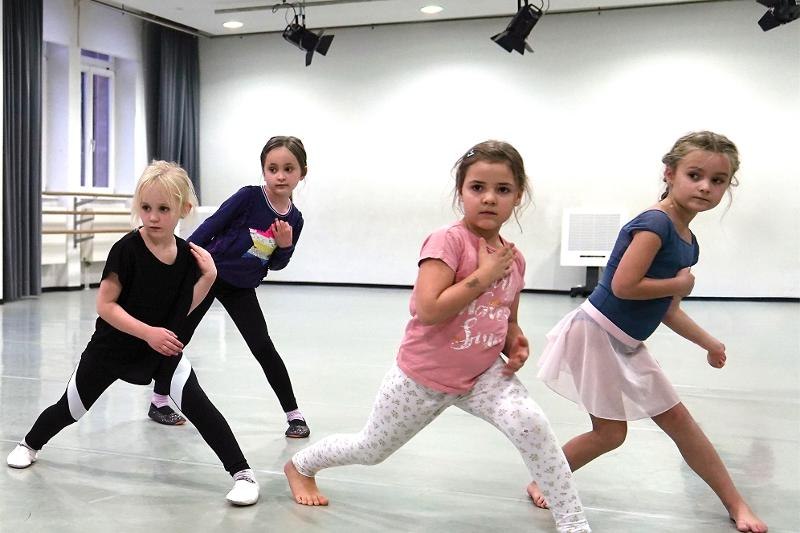 Vier Kinder im Tanzstudio üben eine Choreografie. Sie tragen bequeme Kleidung und sind in einer dynamischen Pose eingefroren., © Kunstschule Labyrinth Vier Kinder im Tanzstudio üben eine Choreografie. Sie tragen bequeme Kleidung und sind in einer dynamischen Pose eingefroren., © Kunstschule Labyrinth