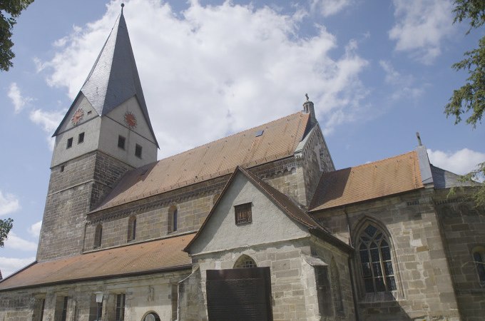 Historische Kirche mit spitzem Turm und roten Ziegeldächern. Der Himmel ist blau mit einigen Wolken., © Stadt Göppingen Historische Kirche mit spitzem Turm und roten Ziegeldächern. Der Himmel ist blau mit einigen Wolken., © Stadt Göppingen