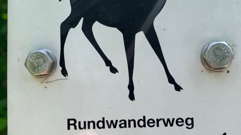 Schild mit Rehsymbol und der Aufschrift 'Rundwanderweg 6'. Unten steht 'Remseck am Neckar'. Zwei Schrauben befestigen das Schild., © Stadtverwaltung Remseck am Neckar Schild mit Rehsymbol und der Aufschrift 'Rundwanderweg 6'. Unten steht 'Remseck am Neckar'. Zwei Schrauben befestigen das Schild., © Stadtverwaltung Remseck am Neckar