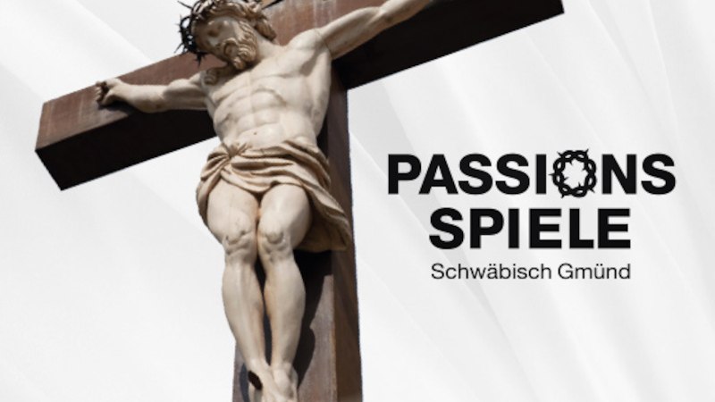 Statue von Jesus am Kreuz, daneben der Text 'Passionsspiele Schw&auml;bisch Gm&uuml;nd' auf wei&szlig;em Hintergrund., &copy; Sch&ouml;nblick gemeinn&uuml;tzige GmbH