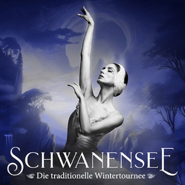 Ballerina in Schwanenkostüm vor einem mystischen, blauen Hintergrund mit Bäumen. Text: 'Schwanensee - Die traditionelle Wintertournee'., © Konstantin Rain be.entertained