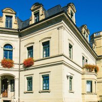 Das Neue Schloss in Gaildorf strahlt in der Sonne. Die Fassade ist mit Blumen geschm&uuml;ckt, und der Himmel ist klar und blau., &copy; Stuttgart-Marketing GmbH, Sarah Schmid