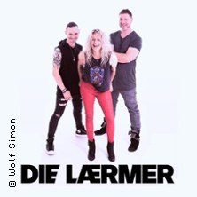 Die L&auml;rmer - Wir sind am Leben!, &copy; links im Bild