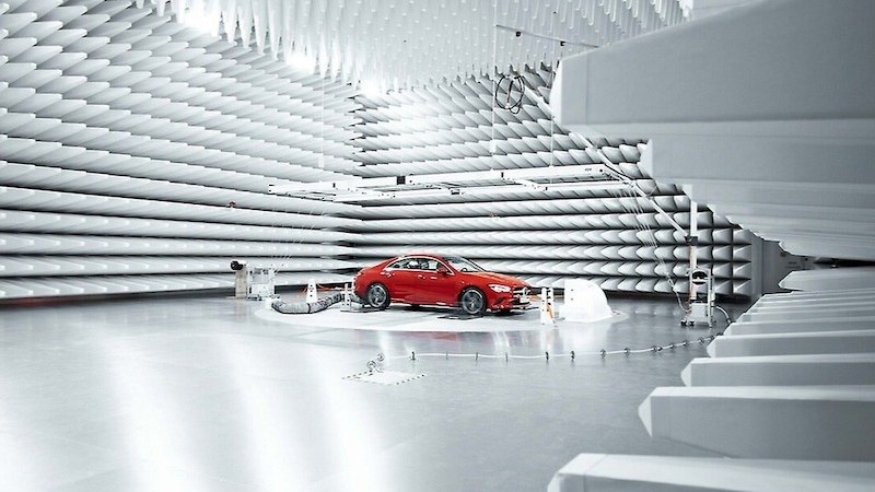 Ein rotes Auto in einem schallisolierten Raum mit wei&szlig;en, pyramidenf&ouml;rmigen W&auml;nden. Der Raum wirkt futuristisch und technisch., &copy; Mercedes-Benz AG