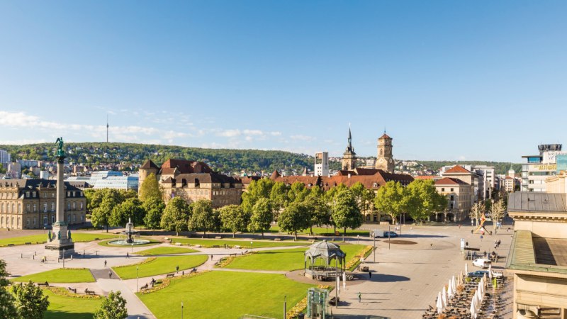 Der Schlossplatz in Stuttgart bei sonnigem Wetter, umgeben von historischen Geb&auml;uden und dem Dorotheen Quartier. Menschen spazieren und genie&szlig;en die Atmosph&auml;re., &copy; Werner Dieterich