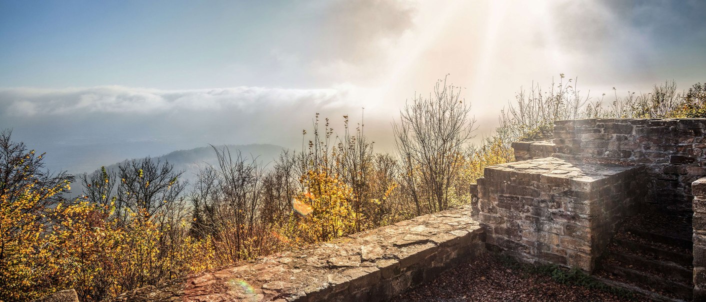 Ruinen der Burg Hohenstaufen mit herbstlichen B&auml;umen und Nebel im Hintergrund. Sonnenstrahlen brechen durch die Wolken., &copy; Stuttgart-Marketing GmbH, Martina Denker