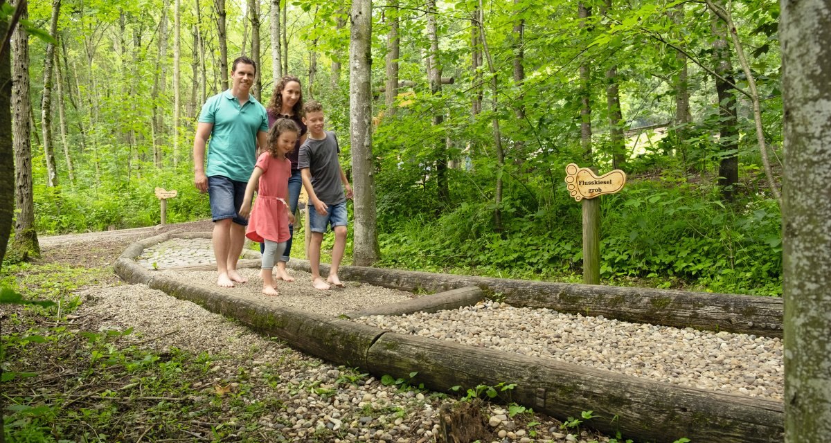 Barfusspfad im Wildparadies Tripsdrill, &copy; Erlebnispark Tripsdrill