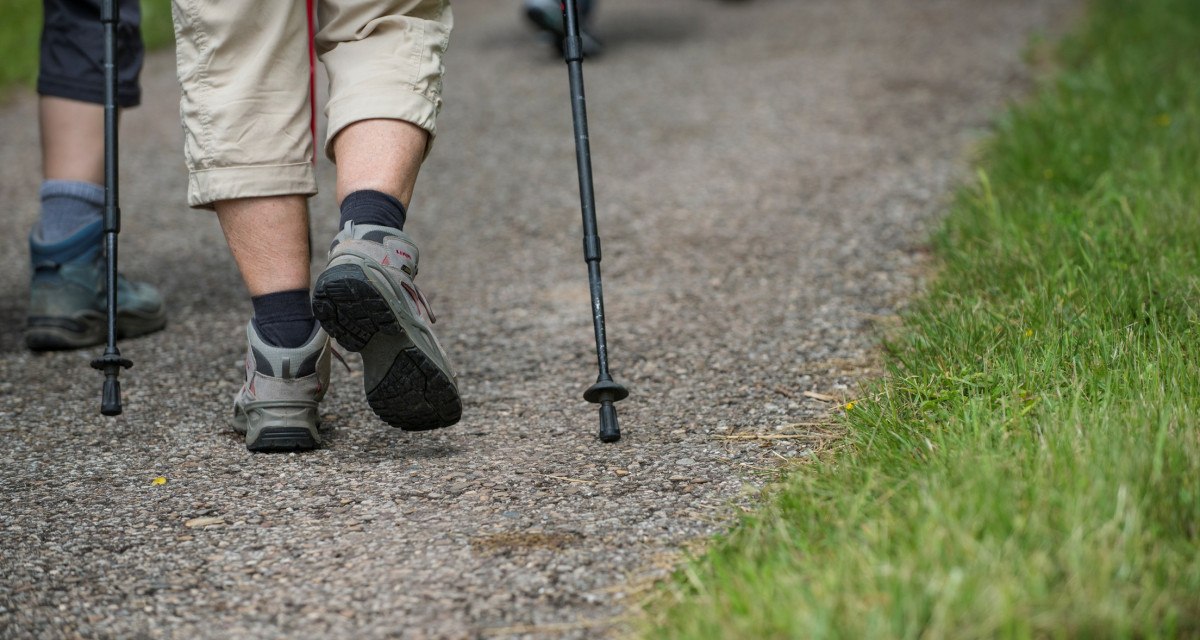 Zwei Personen wandern mit Trekkingstöcken auf einem Kiesweg, umgeben von Gras. Sie tragen Wanderschuhe und bequeme Kleidung., © Stadt Schorndorf Zwei Personen wandern mit Trekkingstöcken auf einem Kiesweg, umgeben von Gras. Sie tragen Wanderschuhe und bequeme Kleidung., © Stadt Schorndorf
