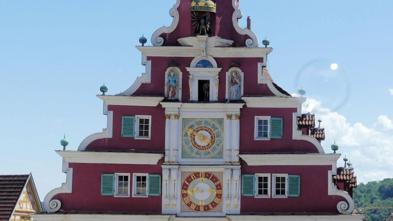 Die Rathausuhr an der Renaissancefassade des Alten Rathauses, © Denkmalschutz