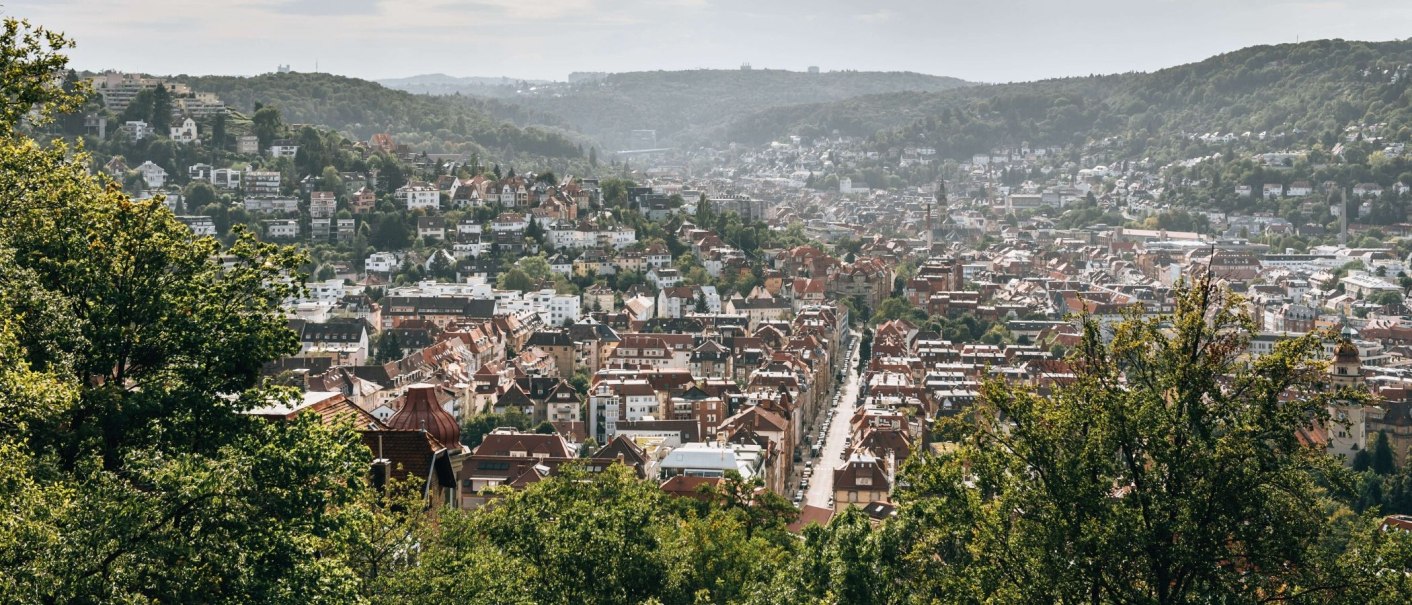 Panoramablick auf Stuttgart vom Weißenburgpark aus, mit dicht bebauten Häusern und grünen Hügeln im Hintergrund., © Stuttgart-Marketing GmbH Romeo Felsenreich