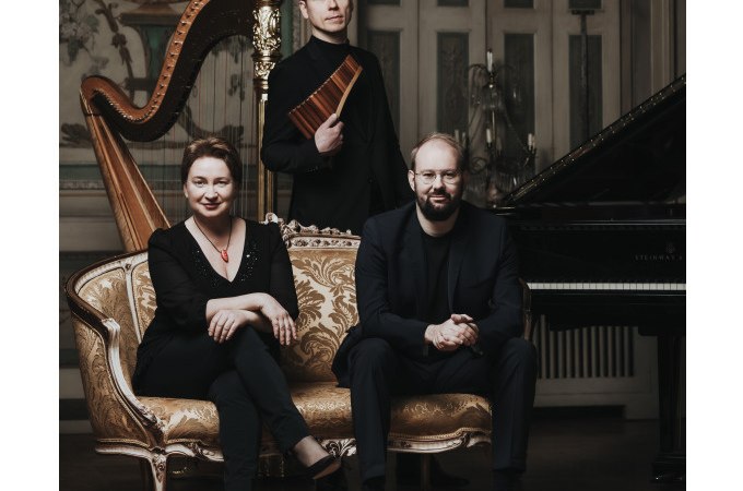 Das Trio Beau Soir posiert elegant mit Harfe, Panfl&ouml;te und Klavier in einem stilvollen Raum., &copy; Stadt Murrhardt