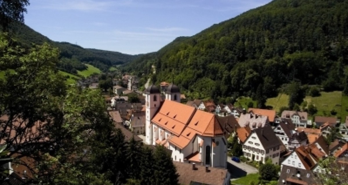 Panorama von Wiesensteig mit Kirche, umgeben von Häusern und grünen Hügeln unter blauem Himmel., © Landratsamt Göppingen Panorama von Wiesensteig mit Kirche, umgeben von Häusern und grünen Hügeln unter blauem Himmel., © Landratsamt Göppingen
