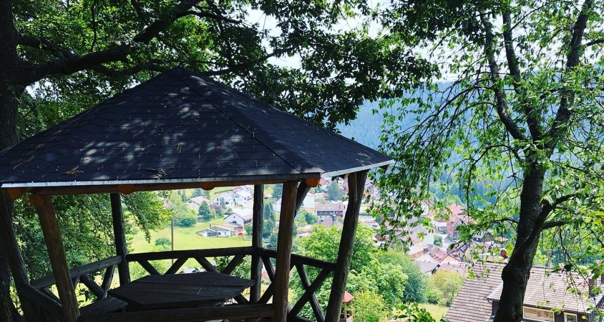 Hölzerner Pavillon auf Hügel mit Blick auf Dorf im Tal, umgeben von Bäumen., © Nördlicher Schwarzwald Hölzerner Pavillon auf Hügel mit Blick auf Dorf im Tal, umgeben von Bäumen., © Nördlicher Schwarzwald