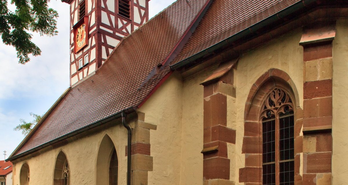 Die Nikolauskirche in Waiblingen-Hegnach zeigt einen Fachwerkturm und rote Dachziegel. Der Himmel ist leicht bewölkt., © Waiblingen - Stuttgart-Marketing GmbH Die Nikolauskirche in Waiblingen-Hegnach zeigt einen Fachwerkturm und rote Dachziegel. Der Himmel ist leicht bewölkt., © Waiblingen - Stuttgart-Marketing GmbH