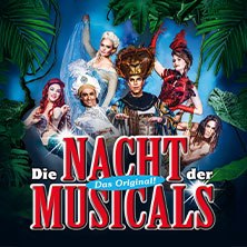 Plakat f&uuml;r 'Die Nacht der Musicals' zeigt Darsteller in bunten Kost&uuml;men vor einem blauen Hintergrund mit gr&uuml;nen Bl&auml;ttern., &copy; links im Bild