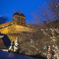 Die Esslinger Burg leuchtet in der Abenddämmerung, umgeben von Bäumen mit Lichterketten. Ein festlicher Anblick in der blauen Stunde., © Esslingen Markt und Event GmbH (EME)