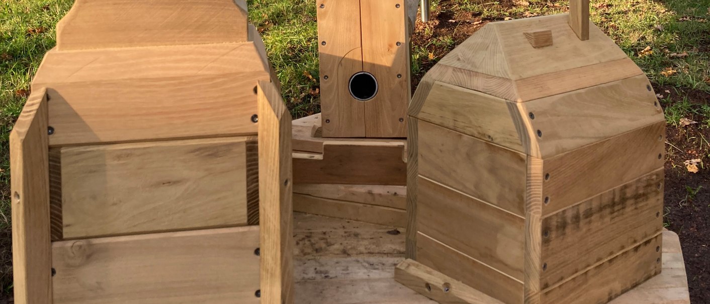 Holzvogelhäuser und ein Klettergerüst auf einem Spielplatz im Grünen. Herbstliche Bäume im Hintergrund, blauer Himmel., © Stadt Herrenberg Holzvogelhäuser und ein Klettergerüst auf einem Spielplatz im Grünen. Herbstliche Bäume im Hintergrund, blauer Himmel., © Stadt Herrenberg