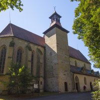 Die Schlosskirche Winnenden, ein historisches Geb&auml;ude mit gotischen Fenstern und einem Turm, umgeben von gr&uuml;nen B&auml;umen im Sonnenschein., &copy; Stuttgart-Marketing GmbH