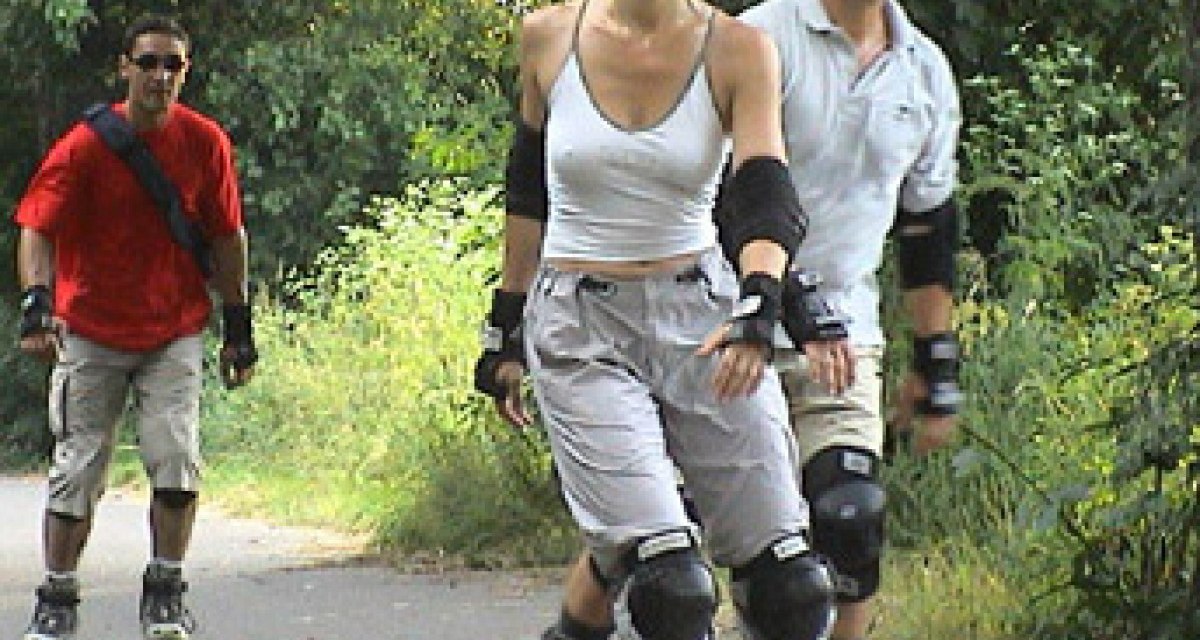 Drei Personen fahren auf einem Waldweg Inlineskates. Sie tragen Schutzkleidung und lächeln. Die Umgebung ist grün und bewaldet., © Natur.Nah. Schönbuch & Heckengäu Drei Personen fahren auf einem Waldweg Inlineskates. Sie tragen Schutzkleidung und lächeln. Die Umgebung ist grün und bewaldet., © Natur.Nah. Schönbuch & Heckengäu