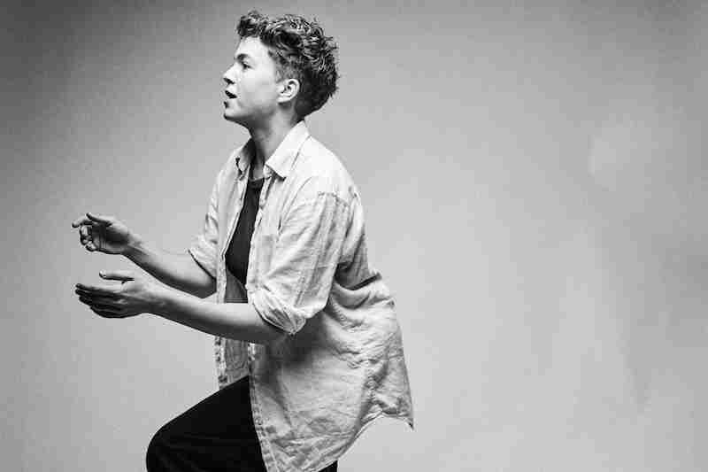 Person in Bewegung, macht eine theatralische Geste. Schwarz-weiß, dynamische Pose, lässige Kleidung. Hintergrund neutral., © Kulturhaus Schwanen Person in Bewegung, macht eine theatralische Geste. Schwarz-weiß, dynamische Pose, lässige Kleidung. Hintergrund neutral., © Kulturhaus Schwanen