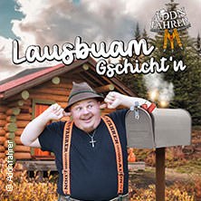Mann in traditioneller Kleidung vor Holzhütte, hält sich Ohren zu. Briefkasten im Hintergrund. Text: "Lausbuam Gschicht'n"., © links im Bild