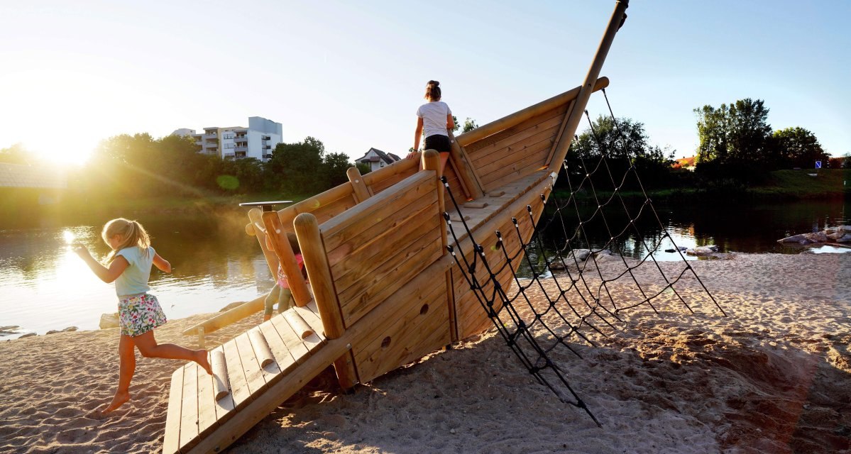 Eine einmalige Atmosph&auml;re bietet der Neckarstrand am Zusammenfluss der beiden Fl&uuml;sse Rems und Neckar. Direkt an der M&uuml;ndung gelegen, l&auml;dt der Neckarstrand nicht nur Spazierg&auml;nger und Radfahrer zum Verweilen am Wasser ein. Auch Besuchern, die einen ruhigen und entspannten Sonnenuntergang am Wasser erleben oder Familien, die einen Tag am Strand verbringen m&ouml;chten, bietet der Neckarstrand ein Pl&auml;tzchen.