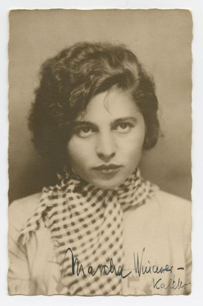 Schwarz-weiß Porträt einer Frau mit kariertem Schal und welligem Haar. Der Hintergrund ist neutral. Unten ist eine Unterschrift zu sehen., © Backnang