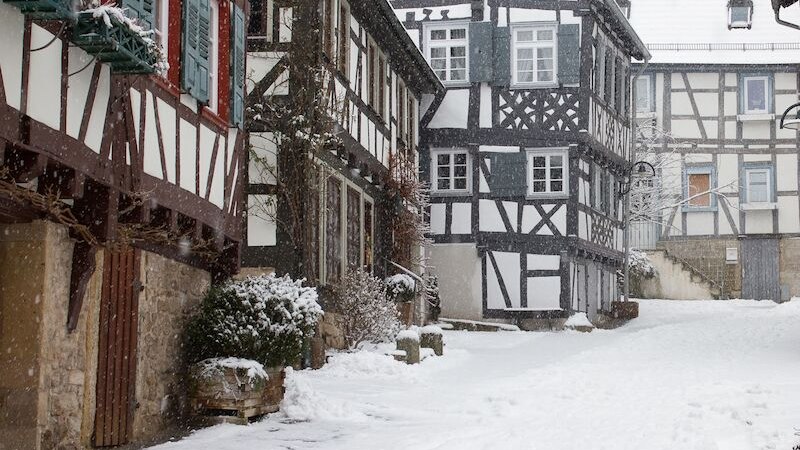 Verschneite Fachwerkh&auml;user in einer malerischen Altstadt. Die Stra&szlig;en sind mit Schnee bedeckt, und es schneit leicht., &copy; Wirtschaftsf&ouml;rderung Sindelfingen GmbH