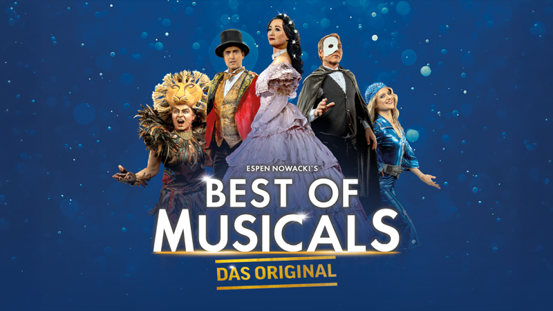 Plakat f&uuml;r 'Best of Musicals' mit Charakteren aus bekannten Musicals vor einem blauen Hintergrund mit funkelnden Lichtern., &copy; links im Bild