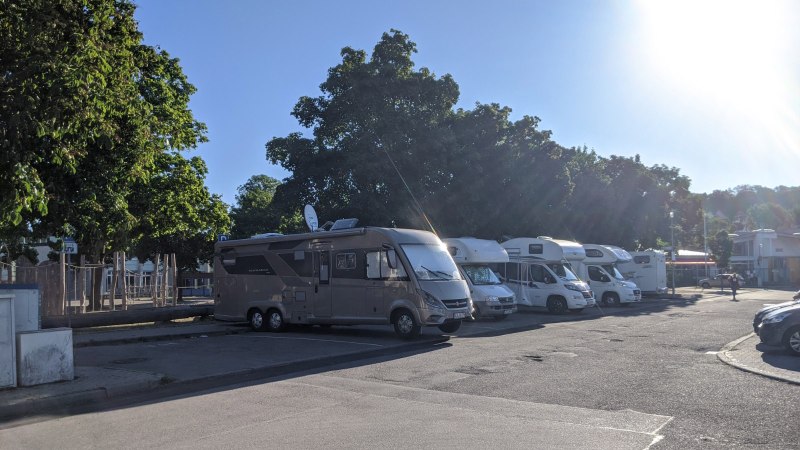 Wohnmobilstellplatz mit mehreren geparkten Wohnmobilen unter Bäumen bei Sonnenschein., © Stadtverwaltung Weil der Stadt Wohnmobilstellplatz mit mehreren geparkten Wohnmobilen unter Bäumen bei Sonnenschein., © Stadtverwaltung Weil der Stadt