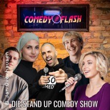F&uuml;nf Comedians stehen vor einer Backsteinwand mit dem Comedyflash-Logo. Sie halten Mikrofone und lachen in die Kamera., &copy; links im Bild