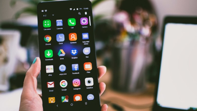 Eine Hand hält ein Smartphone mit verschiedenen App-Icons, darunter Instagram, in einem unscharfen Hintergrund., © Pexels Eine Hand hält ein Smartphone mit verschiedenen App-Icons, darunter Instagram, in einem unscharfen Hintergrund., © Pexels
