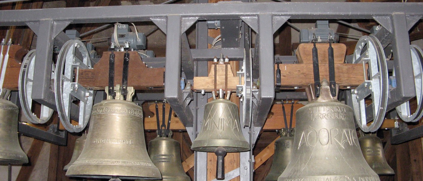 Mehrere Glocken im Glockenmuseum Herrenberg, montiert in einem Metallrahmen mit Holzdetails., © Stuttgart-Marketing GmbH