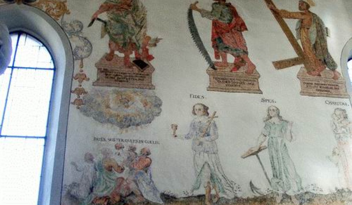 Wandgemälde in der Stadtkirche St. Germanus zeigt Heilige und allegorische Figuren mit lateinischen Inschriften. Fenster im Hintergrund., © Stuttgart-Marketing GmbH Wandgemälde in der Stadtkirche St. Germanus zeigt Heilige und allegorische Figuren mit lateinischen Inschriften. Fenster im Hintergrund., © Stuttgart-Marketing GmbH