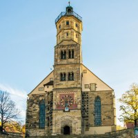 Die Kirche St. Michael in Schwäbisch Hall, umgeben von Fachwerkhäusern, erstrahlt im Sonnenlicht. Der Marktplatz ist menschenleer., © Stuttgart-Marketing GmbH, Sarah Schmid Die Kirche St. Michael in Schwäbisch Hall, umgeben von Fachwerkhäusern, erstrahlt im Sonnenlicht. Der Marktplatz ist menschenleer., © Stuttgart-Marketing GmbH, Sarah Schmid