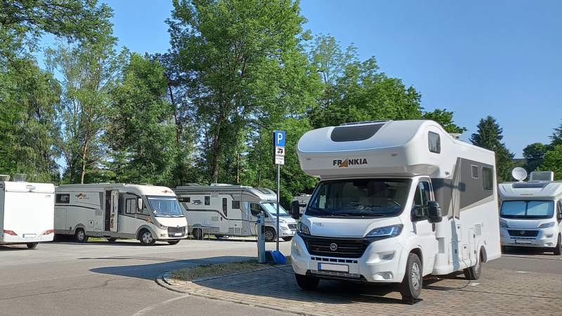 Wohnmobilstellplatz in Gaildorf mit mehreren geparkten Wohnmobilen unter Bäumen an einem sonnigen Tag., © Stadt Gaildorf Wohnmobilstellplatz in Gaildorf mit mehreren geparkten Wohnmobilen unter Bäumen an einem sonnigen Tag., © Stadt Gaildorf